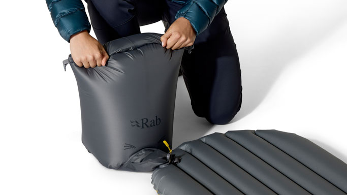 Nafukovaci karimatka Rab Ionosphere 5_Dark_Pollen (7)